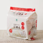 ファミリーマートの国内産コシヒカリごはん 180G 5食パック。税込価格：968円。国内産コシヒカリを使用し、個食厚釜炊飯によりお米本来の旨みを引き出し、炊きたてのごはんをそのままパックしました。
