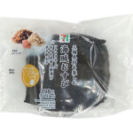 セブンイレブンの海賊むすびを比較する。税込価格：430円、カロリー：341kcal、1円あたりカロリー：0.79kcal/円、たんぱく質：7.8g、1円あたりたんぱく質：0.02g/円、脂質：6.5g、炭水化物：64.6g、糖質：60.9g、食物繊維：3.7g、食塩相当量：2.8g。３種類の人気具材を入れたボリュームのあるおむすびです。アレルギー：卵、小麦。
