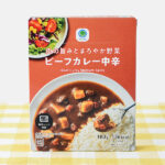 ファミリーマートのビーフカレー中辛。税込価格：124円。いつ食べても飽きのこない、まろやかでコクのある味わいのビーフカレーです。