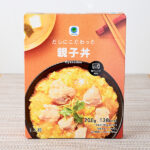 ファミリーマートのだしにこだわった親子丼。税込価格：268円。鶏肉と玉ねぎをふんわり玉子でとじた、だしにこだわった親子丼です。枕崎でつくったかつお節、北海道産日高昆布のだしを使用しています。
