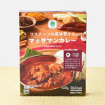ファミリーマートのココナッツの風味豊かなマッサマンカレー。税込価格：358円。ココナッツの風味が特徴のレトルトカレーです。タイ産のレモングラスなどのハーブに、スパイスとココナッツミルクの甘みをいかしたマイルドな味わいです。