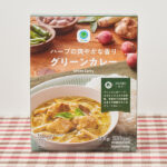 ファミリーマートのハーブの爽やかな香りグリーンカレー。税込価格：358円。フレッシュなハーブと、ココナッツミルクを使用し、甘さやコクの中に、辛さとハーブが効いた味わいに仕立てました。 具材は鶏肉とたけのこの2種類が入っています。 本場タイで仕上げた本格的なグリーンカレーです。