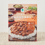 ファミリーマートの2種のひよこ豆とトマトの旨味チャナマサラカレーを比較する。税込価格：358円。12種類のスパイス、2種類のハーブを組み合わせたインドカレーです。2種類の異なる形態のひよこ豆を使用し、ほくほくした食感とゴロゴロとした食感と2つの異なる食感を楽しめる、スパイス感と奥行きがある味わいを楽しめます。