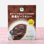 ファミリーマートの赤ワインで煮込んだ牛肉使用欧風ビーフカレー。税込価格：278円。赤ワインで煮込んだ牛肉を使用し、生クリームの濃厚なコクとカカオマスのビターな味わいが特徴のレトルトカレーです。