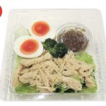 セブンイレブンのたんぱく質が摂れる鶏むね肉サラダを比較する。税込価格：486円、カロリー：169kcal、1円あたりカロリー：0.35kcal/円、たんぱく質：21.2g、1円あたりたんぱく質：0.04g/円、脂質：7.1g、炭水化物：5.6g、糖質：4.3g、食物繊維：1.3g、食塩相当量：2.7g。蒸し鶏，たまご，ブロッコリーを盛り付けた食べ応えのあるサラダです。アレルギー：卵、小麦。