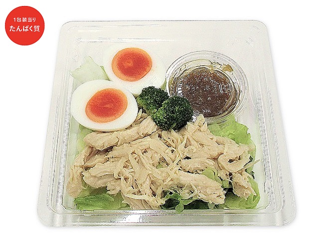 セブンイレブンのたんぱく質が摂れる鶏むね肉サラダを比較する。税込価格：486円、カロリー：169kcal、1円あたりカロリー：0.35kcal/円、たんぱく質：21.2g、1円あたりたんぱく質：0.04g/円、脂質：7.1g、炭水化物：5.6g、糖質：4.3g、食物繊維：1.3g、食塩相当量：2.7g。蒸し鶏，たまご，ブロッコリーを盛り付けた食べ応えのあるサラダです。アレルギー：卵、小麦。