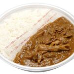 セブンイレブンのまんぷくポークカレー（道産ポーク使用）を比較する。税込価格：646円、カロリー：677kcal、1円あたりカロリー：1.05kcal/円、たんぱく質：19.8g、1円あたりたんぱく質：0.03g/円、脂質：12.4g、炭水化物：122.8g、糖質：120.3g、食物繊維：2.5g、食塩相当量：4g。お肉の旨味や野菜と果実の甘味が溶け込んだ食べ応えのあるポークカレーです。アレルギー：乳、小麦。