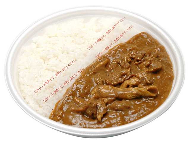 セブンイレブンのまんぷくポークカレー（道産ポーク使用）を比較する。税込価格：646円、カロリー：677kcal、1円あたりカロリー：1.05kcal/円、たんぱく質：19.8g、1円あたりたんぱく質：0.03g/円、脂質：12.4g、炭水化物：122.8g、糖質：120.3g、食物繊維：2.5g、食塩相当量：4g。お肉の旨味や野菜と果実の甘味が溶け込んだ食べ応えのあるポークカレーです。アレルギー：乳、小麦。