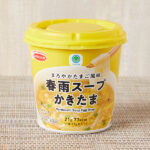 ファミリーマートのまろやかたまご風味春雨スープかきたま。税込価格：180円。滑らかでちゅるんとした食感の春雨です。チキンをベースにオニオンやジンジャーなどの香味野菜の旨みを加えたスープです。卵のコクにペッパーをバランスよくきかせることで飽きのこない味わいです。