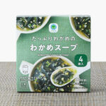 ファミリーマートのたっぷりわかめのわかめスープ4袋入。税込価格：220円。わかめがたっぷり入った食べごたえのあるスープです。ホタテの旨みとごまの香りが広がる味わいが特徴です。