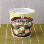 ファミリーマートの濃厚なめらかとうふとわかめ。税込価格：130円。大きめのなめらか絹ごし豆腐がたっぷり入ったみそ汁です。天然醸造長期熟成みそを使用しています。