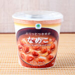 ファミリーマートのぷりっとつややかなめこ。税込価格：160円。粒ぞろいで、ぷりっとした食感のなめこを使用したおみそ汁です。米みそと豆みその合わせみそで、こく深く旨み豊かな味わいが特徴です。かつおと昆布の合わせだしを使用しました。