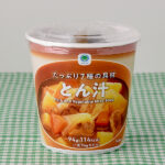ファミリーマートのたっぷり7種の具材とん汁。税込価格：180円。こだわり素材を使用した、たっぷり7種の具材が入ったとん汁です。とん汁らしい煮込み感と濃厚でコク深い味わいが特徴です。