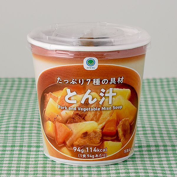 ファミリーマートのたっぷり7種の具材とん汁。税込価格：180円。こだわり素材を使用した、たっぷり7種の具材が入ったとん汁です。とん汁らしい煮込み感と濃厚でコク深い味わいが特徴です。