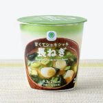 ファミリーマートの甘くてシャキシャキ 長ねぎ。税込価格：120円。長ねぎのシャキシャキ食感と甘み・香りを楽しめるおみそ汁です。米みそと豆みその合わせみそにかつお節の旨みをきかせたコク深い味わいです。手が汚れにくい粉末タイプみそ使用。