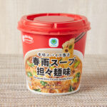 ファミリーマートの本格スパイス香る春雨スープ担々麺味。税込価格：180円。滑らかでちゅるんとした食感の春雨です。ポークをベースに花椒、ガーリック・ウーシャンなどの香辛料と味噌・醤油のコクと旨みをきかせた担々スープです。