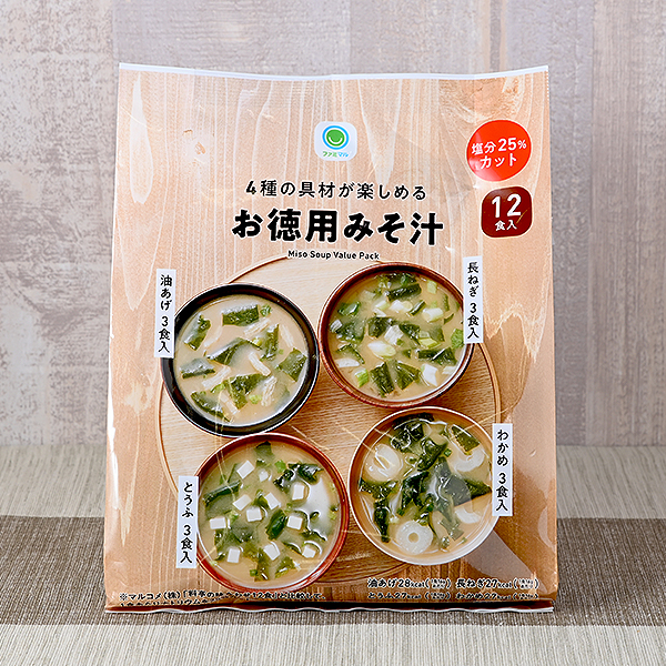 ファミリーマートの4種の具材が楽しめるお徳用みそ汁 12食入。税込価格：298円。4種類の具材が選べる減塩タイプの徳用みそ汁です。米みそ、豆みそ、麦みその合わせ味噌が特徴です。
