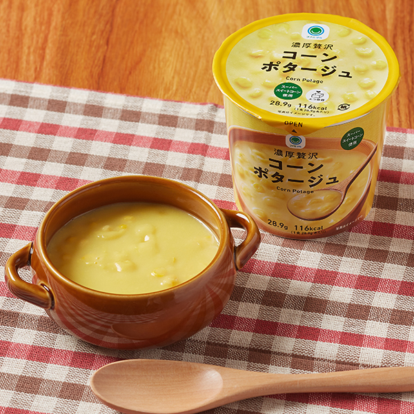 ファミリーマートの濃厚贅沢コーンポタージュ。税込価格：170円。コーンの素材をたっぷり贅沢に使用した、濃厚でなめらかなコーンポタージュです。つぶコーンとあらびきコーンの具材入りで食べごたえもあり、食事の1品から小腹満たしにもおすすめです。