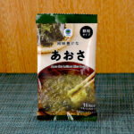 ファミリーマートの顆粒みそ汁 風味豊かなあおさ。税込価格：105円。顆粒タイプのフリーズドライみそ汁です。フリーズドライ製法により、生みそ本来の味わいが楽しめます。伊勢志摩産あおさを使用しています。