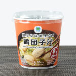 ファミリーマートの濃厚な味噌仕立て鶏団子汁。税込価格：258円。「具を味わう」シリーズの、大きめな鶏団子をたっぷり入れた具沢山みそ汁です。具材は、味付鶏団子、キャベツ、ねぎ入りです。