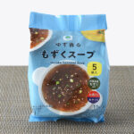 ファミリーマートのゆず香るもずくスープ5袋入。税込価格：348円。沖縄県産もずく使用のもずくスープです。ゆずの香りがきいたお吸い物仕立てで、お湯だけではなく、水でも作れるスープとなっています。具材は、もずく・ゆず・ごま・ねぎ入りです。