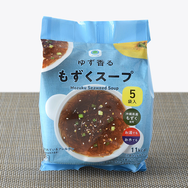 ファミリーマートのゆず香るもずくスープ5袋入。税込価格：348円。沖縄県産もずく使用のもずくスープです。ゆずの香りがきいたお吸い物仕立てで、お湯だけではなく、水でも作れるスープとなっています。具材は、もずく・ゆず・ごま・ねぎ入りです。