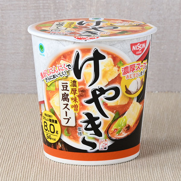 ファミリーマートの札幌けやき 濃厚味噌豆腐スープ。税込価格：193円。札幌すすきので人気の味噌ラーメン店「けやき」監修の濃厚味噌豆腐スープです。焦がしにんにくの風味でさらにおいしくなりました。