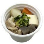 セブンイレブンの合わせ味噌仕立ての具だくさん豚汁を比較する。税込価格：387円、カロリー：155kcal、1円あたりカロリー：0.40kcal/円、たんぱく質：11.1g、1円あたりたんぱく質：0.03g/円、脂質：5.1g、炭水化物：18.8g、糖質：13.4g、食物繊維：5.4g、食塩相当量：2.3g。麹味噌を使用し野菜がたくさん入った具だくさんの豚汁です。アレルギー：なし。