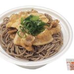 セブンイレブンの豚肉そば 北海道産そば粉使用を比較する。税込価格：594円、カロリー：436kcal、1円あたりカロリー：0.73kcal/円、たんぱく質：28.6g、1円あたりたんぱく質：0.05g/円、脂質：9.4g、炭水化物：60.9g、糖質：57.8g、食物繊維：3.1g、食塩相当量：5.1g。甘じょっぱく濃いめの味付けで仕上げた柔らかな豚肉煮を乗せた、風味豊かなつゆで味わう温かいおそばです。アレルギー：卵、小麦、そば。
