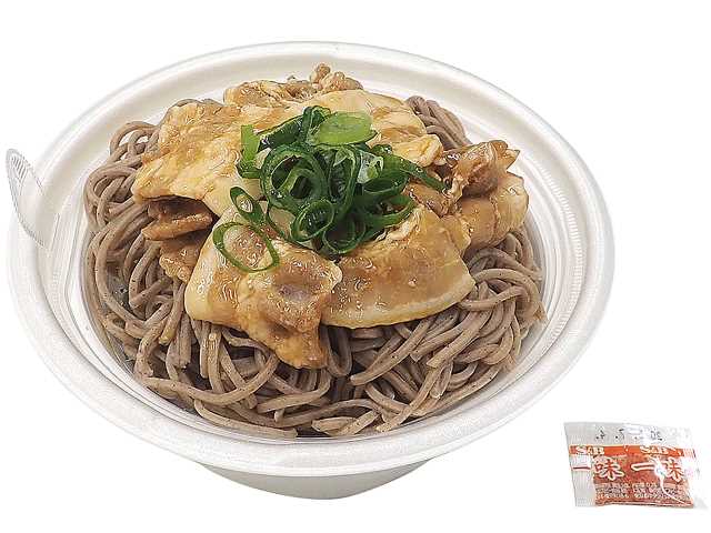 セブンイレブンの豚肉そば 北海道産そば粉使用を比較する。税込価格：594円、カロリー：436kcal、1円あたりカロリー：0.73kcal/円、たんぱく質：28.6g、1円あたりたんぱく質：0.05g/円、脂質：9.4g、炭水化物：60.9g、糖質：57.8g、食物繊維：3.1g、食塩相当量：5.1g。甘じょっぱく濃いめの味付けで仕上げた柔らかな豚肉煮を乗せた、風味豊かなつゆで味わう温かいおそばです。アレルギー：卵、小麦、そば。