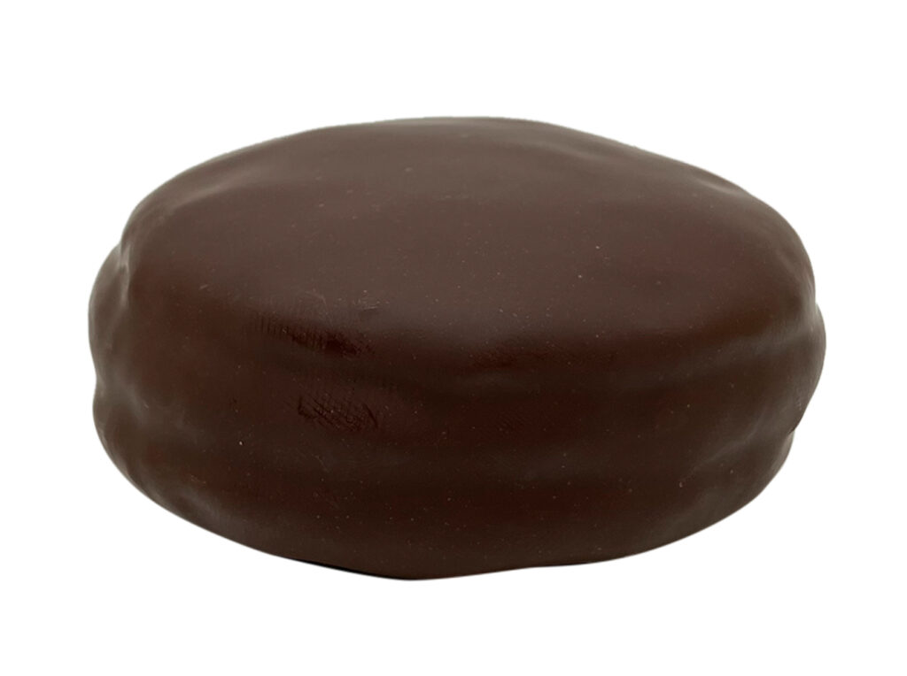 セブンイレブンのチョコ生サンドを比較する。税込価格：238円、カロリー：341kcal、1円あたりカロリー：1.44kcal/円、たんぱく質：3.8g、1円あたりたんぱく質：0.02g/円、脂質：25g、炭水化物：25.8g、糖質：24.5g、食物繊維：1.3g、食塩相当量：0.4g。くちどけの良いケーキ生地でホイップクリームをサンドし、チョコでコーティングしたワンハンドスイーツ。原材料高騰により、税抜売価１９０円から２２０円に変更します。アレルギー：卵、乳、小麦。