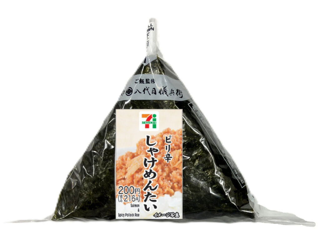 セブンイレブンの手巻おにぎりピリ辛しゃけめんたいを比較する。税込価格：216円、カロリー：171kcal、1円あたりカロリー：0.79kcal/円、たんぱく質：4.2g、1円あたりたんぱく質：0.02g/円、脂質：1.3g、炭水化物：36.5g、糖質：34.6g、食物繊維：1.9g、食塩相当量：1.2g。鮭と明太子を混ぜ合わせた鮭明太フレークを中具に入れた、旨味と辛さのバランスの良いおむすびです。アレルギー：小麦。