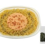 セブンイレブンの大盛りパスタ 明太マヨネーズを比較する。税込価格：464円、カロリー：624kcal、1円あたりカロリー：1.34kcal/円、たんぱく質：24.7g、1円あたりたんぱく質：0.05g/円、脂質：14g、炭水化物：103.1g、糖質：96.5g、食物繊維：6.6g、食塩相当量：6.2g。かねふく明太子にマヨネーズを合わせたソースの大盛りパスタです。アレルギー：卵、乳、小麦。
