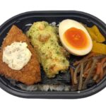 セブンイレブンのミニ海苔弁当（麦飯）。税込価格：430円、カロリー：419kcal、たんぱく質：11.3g、脂質：11.3g、炭水化物：69.9g、糖質：66.1g、食物繊維：3.8g、食塩相当量：1.8g。麦飯ごはんに白身フライ、ちくわ磯辺揚げ、半熟煮玉子、きんぴらごぼう等を盛り付けた、買い合わせしやすい小容量の海苔弁当です。アレルギー：卵、小麦。