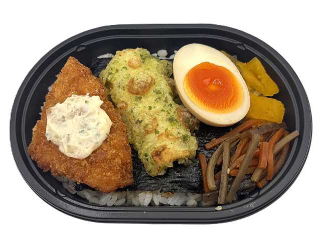 セブンイレブンのミニ海苔弁当（麦飯）。税込価格：430円、カロリー：419kcal、たんぱく質：11.3g、脂質：11.3g、炭水化物：69.9g、糖質：66.1g、食物繊維：3.8g、食塩相当量：1.8g。麦飯ごはんに白身フライ、ちくわ磯辺揚げ、半熟煮玉子、きんぴらごぼう等を盛り付けた、買い合わせしやすい小容量の海苔弁当です。アレルギー：卵、小麦。