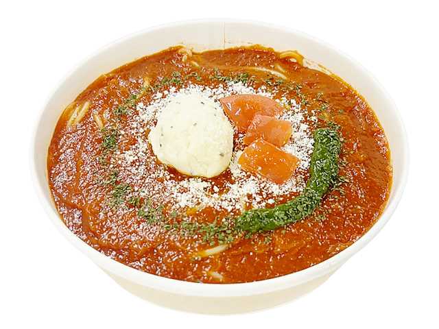 トマトソースとチーズのパスタ セブンイレブン 香味野菜のブイヨンと一緒に煮込んだトマトソースに、チーズを絡めることで、コクのある味わいのパスタです。