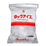 セブンイレブンの７プレミアム ロックアイス１．１ｋｇを比較する。税込価格：289円。透明度が高い氷です。飲料との相性も良く、美味しさを更に引き立てます。
