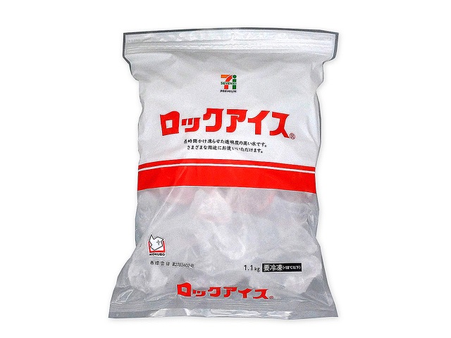 セブンイレブンの７プレミアム ロックアイス１．１ｋｇを比較する。税込価格：289円。透明度が高い氷です。飲料との相性も良く、美味しさを更に引き立てます。