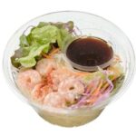 セブンイレブンのプリプリ海老のパスタサラダを比較する。税込価格：365円、カロリー：301kcal、1円あたりカロリー：0.82kcal/円、たんぱく質：13.6g、1円あたりたんぱく質：0.04g/円、脂質：7.3g、炭水化物：47.3g、糖質：43.2g、食物繊維：4.1g、食塩相当量：4.4g。海老がメイン具材の野菜と一緒に食べられるパスタサラダです。ピリ辛の和風ドレッシングをかけてお召し上がりください。アレルギー：卵、小麦、えび。