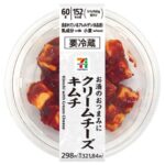 セブンイレブンの７プレミアム クリームチーズキムチを比較する。税込価格：322円、カロリー：152kcal、1円あたりカロリー：0.47kcal/円、たんぱく質：6.8g、1円あたりたんぱく質：0.02g/円、脂質：10.5g、炭水化物：8.2g、糖質：7.1g、食物繊維：1.1g、食塩相当量：2.8g。クリームチーズを使用したキムチです。辛みと魚介のうま味が際立つ仕立てです。食卓の一品やおつまみにぴったりです。アレルギー：乳、小麦。