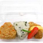 セブンイレブンのおむすび＆おかずセット かしわ・しそわかめを比較する。税込価格：513円、カロリー：433kcal、1円あたりカロリー：0.84kcal/円、たんぱく質：12.6g、1円あたりたんぱく質：0.02g/円、脂質：11.7g、炭水化物：70.8g、糖質：67.6g、食物繊維：3.2g、食塩相当量：4.2g。人気のあるかしわめしのおむすびとしそわかめのおむすびをセットにしました。アレルギー：卵、乳、小麦。