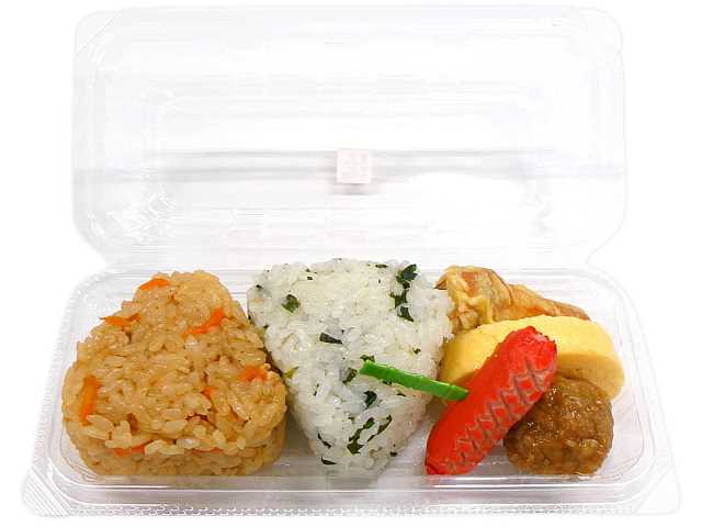 セブンイレブンのおむすび＆おかずセット かしわ・しそわかめを比較する。税込価格：513円、カロリー：433kcal、1円あたりカロリー：0.84kcal/円、たんぱく質：12.6g、1円あたりたんぱく質：0.02g/円、脂質：11.7g、炭水化物：70.8g、糖質：67.6g、食物繊維：3.2g、食塩相当量：4.2g。人気のあるかしわめしのおむすびとしそわかめのおむすびをセットにしました。アレルギー：卵、乳、小麦。