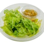 セブンイレブンのザクザクとした食感のうま塩レタスサラダを比較する。税込価格：257円、カロリー：193kcal、1円あたりカロリー：0.75kcal/円、たんぱく質：2.5g、1円あたりたんぱく質：0.01g/円、脂質：16.3g、炭水化物：9.9g、糖質：8.1g、食物繊維：1.8g、食塩相当量：1.1g。ガーリックフレークとフライドオニオンのザクザクとした食感が特長のうま塩オイルソースをかけて食べるおつまみサラダです。アレルギー：なし。