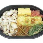 セブンイレブンの真あじ一夜干しと和だしごはんを比較する。税込価格：464円、カロリー：362kcal、1円あたりカロリー：0.78kcal/円、たんぱく質：11.8g、1円あたりたんぱく質：0.03g/円、脂質：6.5g、炭水化物：64.5g、糖質：63.8g、食物繊維：0.7g、食塩相当量：2g。旨味のある真あじ一夜干しのほぐし身と、ちくわ天，きんぴらごぼうなどの和風おかずを組み合わせたミニ弁当です。アレルギー：卵、小麦。