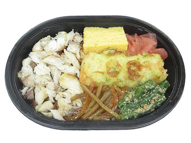 セブンイレブンの真あじ一夜干しと和だしごはんを比較する。税込価格：464円、カロリー：362kcal、1円あたりカロリー：0.78kcal/円、たんぱく質：11.8g、1円あたりたんぱく質：0.03g/円、脂質：6.5g、炭水化物：64.5g、糖質：63.8g、食物繊維：0.7g、食塩相当量：2g。旨味のある真あじ一夜干しのほぐし身と、ちくわ天，きんぴらごぼうなどの和風おかずを組み合わせたミニ弁当です。アレルギー：卵、小麦。
