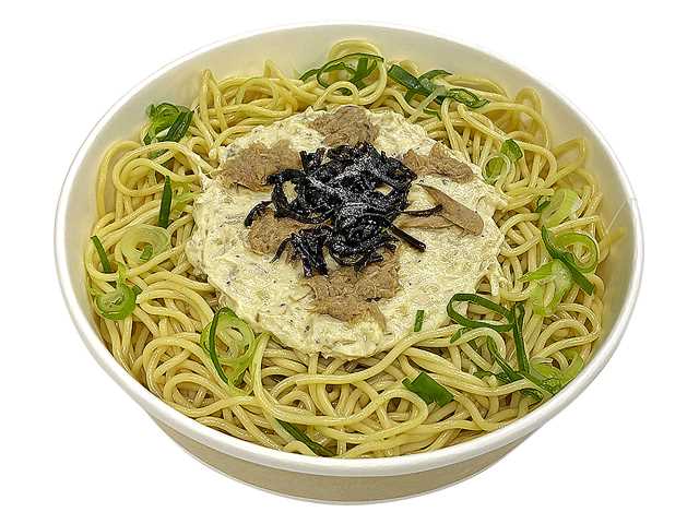 セブンイレブンのツナマヨネーズと塩昆布の和風スパゲティを比較する。税込価格：430円、カロリー：514kcal、1円あたりカロリー：1.20kcal/円、たんぱく質：21.3g、1円あたりたんぱく質：0.05g/円、脂質：15.7g、炭水化物：73.9g、糖質：69.6g、食物繊維：4.3g、食塩相当量：4.9g。ツナマヨネーズと塩昆布を和えて食べる、温製スパゲティです。アレルギー：卵、小麦。