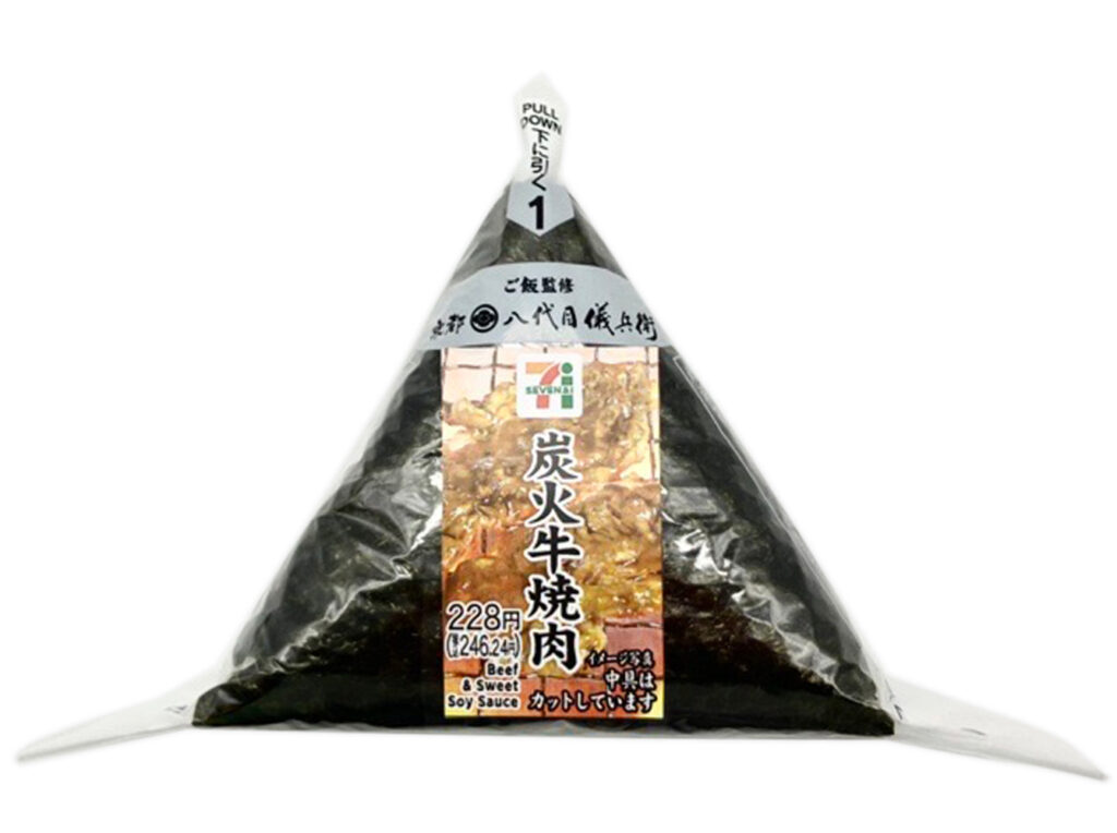 セブンイレブンの手巻おにぎり 炭火牛焼肉を比較する。税込価格：246円、カロリー：226kcal、1円あたりカロリー：0.92kcal/円、たんぱく質：5.4g、1円あたりたんぱく質：0.02g/円、脂質：4.9g、炭水化物：41g、糖質：39g、食物繊維：2g、食塩相当量：1.6g。炭火で焼いた牛焼肉を甘辛いタレで味付けしました。食べる直前にパリッとした海苔を巻いて食べる手巻おにぎりです。アレルギー：卵、小麦。
