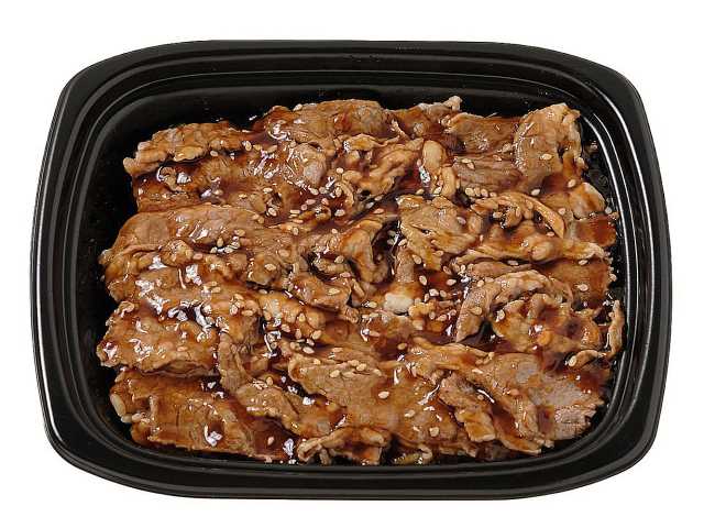 セブンイレブンの熟成だれの牛カルビ弁当を比較する。税込価格：646円、カロリー：750kcal、1円あたりカロリー：1.16kcal/円、たんぱく質：16.8g、1円あたりたんぱく質：0.03g/円、脂質：24.5g、炭水化物：115.9g、糖質：115.2g、食物繊維：0.7g、食塩相当量：1.8g。香ばしく焼き上げた牛肉を熟成だれで味付けした御飯が進むお弁当です。アレルギー：小麦。