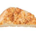 セブンイレブンのポテトとチーズのパンを比較する。税込価格：149円、カロリー：241kcal、1円あたりカロリー：1.62kcal/円、たんぱく質：6.2g、1円あたりたんぱく質：0.04g/円、脂質：12.3g、炭水化物：27g、糖質：25.5g、食物繊維：1.5g、食塩相当量：1.3g。ふんわり、しっとりとしたパン生地にポテトフィリングとチーズを合わせた惣菜パンです。アレルギー：卵、乳、小麦。