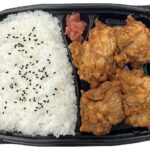 セブンイレブンのザンギ弁当を比較する。税込価格：700円、カロリー：658kcal、1円あたりカロリー：0.94kcal/円、たんぱく質：32.4g、1円あたりたんぱく質：0.05g/円、脂質：18.4g、炭水化物：91.5g、糖質：90.1g、食物繊維：1.4g、食塩相当量：2.4g。にんにくや生姜等を使用しジューシーに仕上げた醤油味のザンギをおかずにした食べ応えのあるお弁当です。アレルギー：卵、乳、小麦。